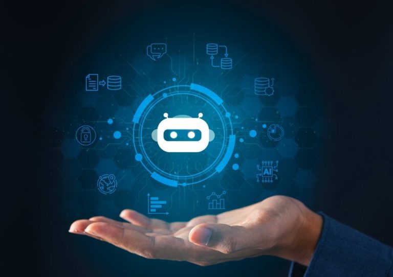 Hand, die ein holographisches Roboter-Symbol mit digitalen Icons darüber hält.