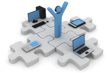 Blaue Figur steht auf Puzzlestücken zwischen Computern und Laptops.